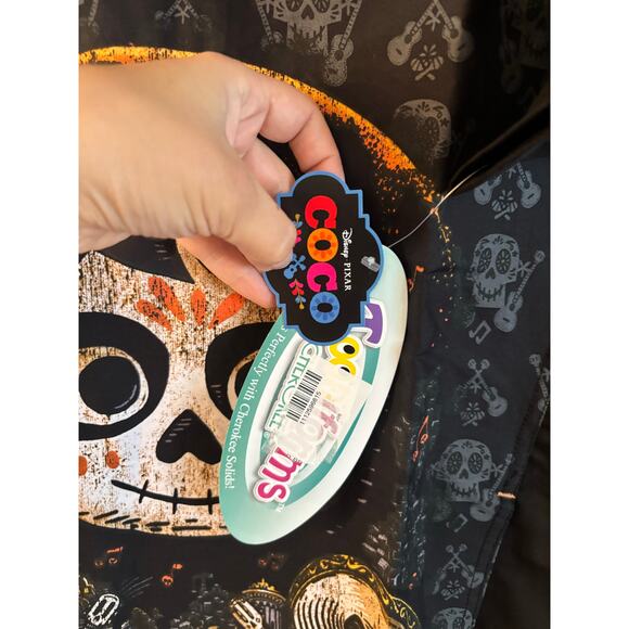 Coco Cherokee Scrubs Tooniforms Disney Mens V Neck Top Size Small NWT - Picture 7 of 7